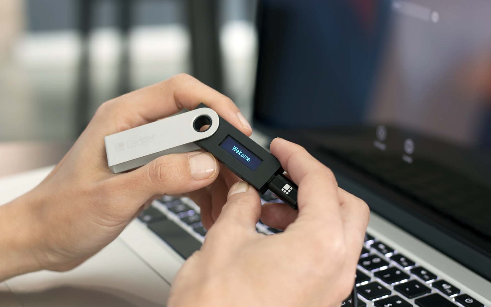 découvrez notre avis complet sur le ledger nano s plus et consultez notre guide détaillé pour tout savoir sur ce portefeuille matériel sécurisé pour vos cryptomonnaies. apprenez à protéger vos actifs numériques avec des conseils d'utilisation et des recommandations.